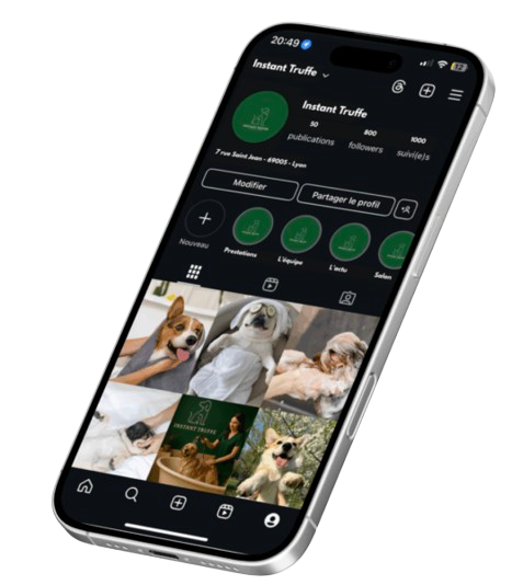 Téléphone allumé sur la page instagram du salon canin Instant Truffe, un toiletteur canin situé à Lyon, plusieurs photos des clients