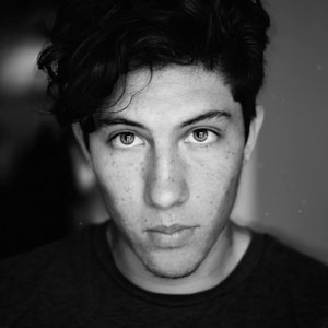 homme jeune, aux cheveux bruns, photo en noire et blanc, client d'Instant Truffe