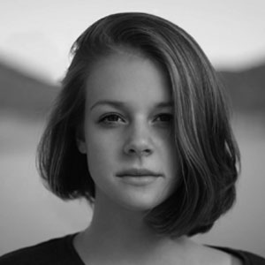 femme jeune, au carré, photo en noire et blanc, cliente d'Instant Truffe