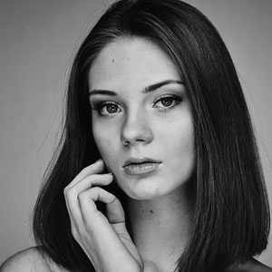 femme jeune, au carré, photo en noire et blanc, cliente d'Instant Truffe