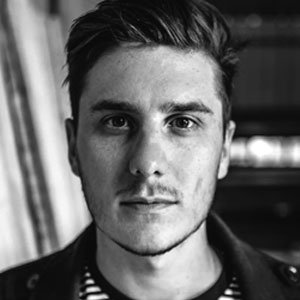 homme jeune, cheveux brun court, photo en noire et blanc, client d'Instant Truffe